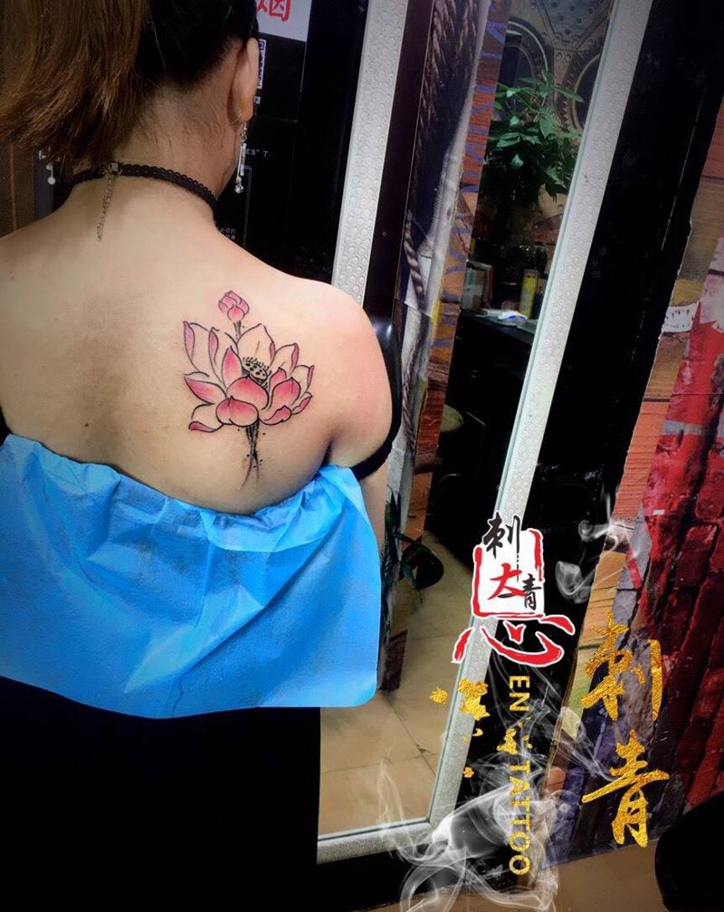 荷花纹身图片_背部水彩荷花纹身图案