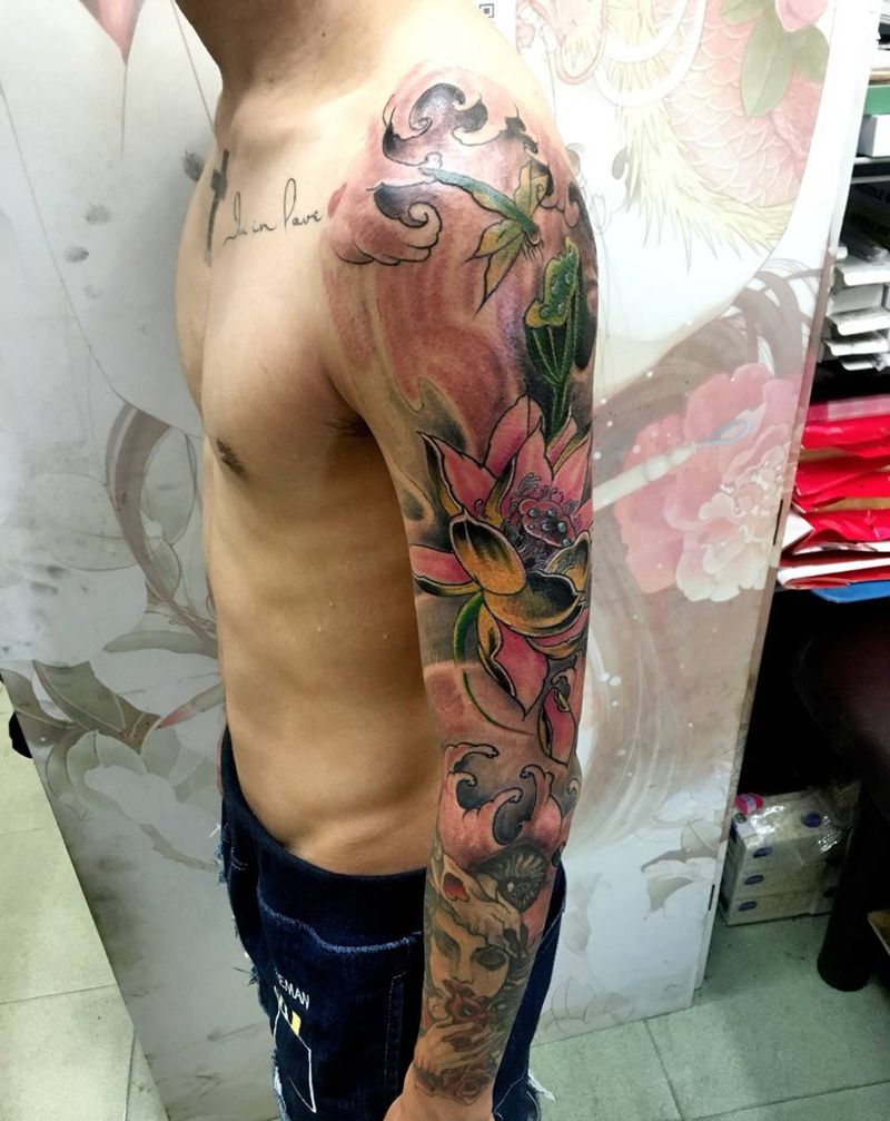 花臂添加大荷花纹身图片