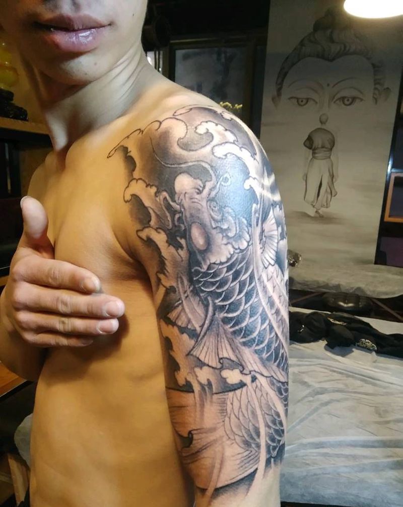 大臂鲤鱼纹身图片