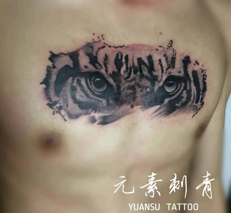 老虎眼睛纹身图片_胸部欧美写实纹身图案