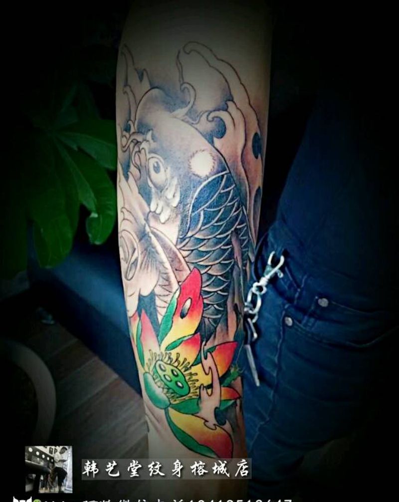 小臂鲤鱼纹身图片