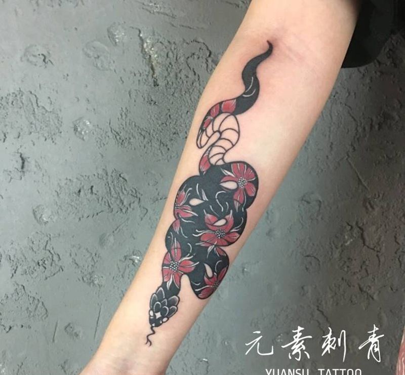 又是一条蛇纹身图片_手部纹身图案