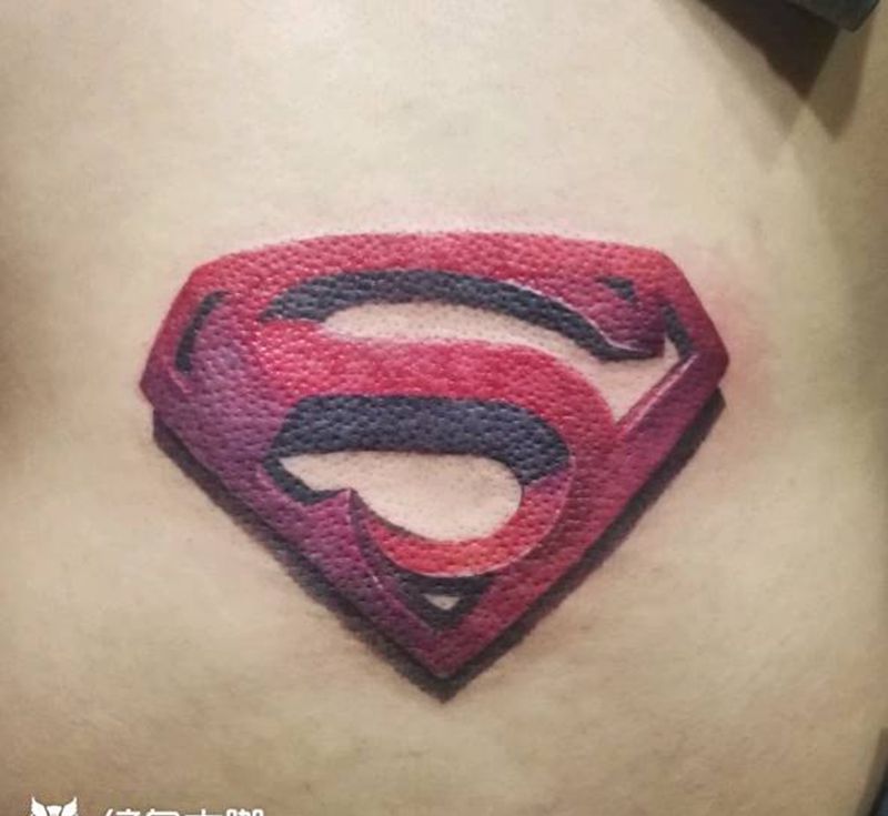 超人标纹身图片_腰部背部欧美写实纹身图案
