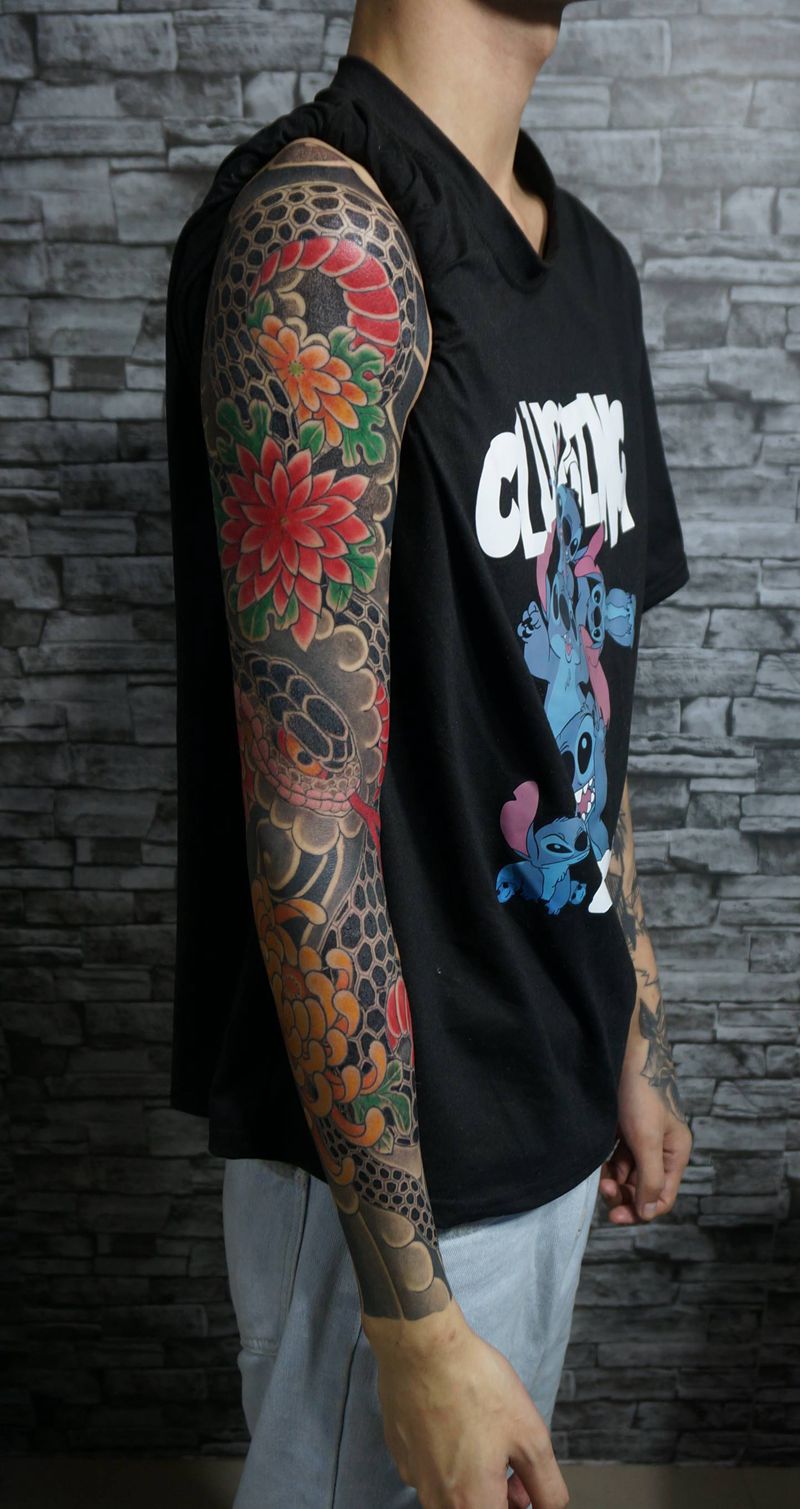 老传统花臂蛇纹身图片_手臂手部老传统新传统纹身图案