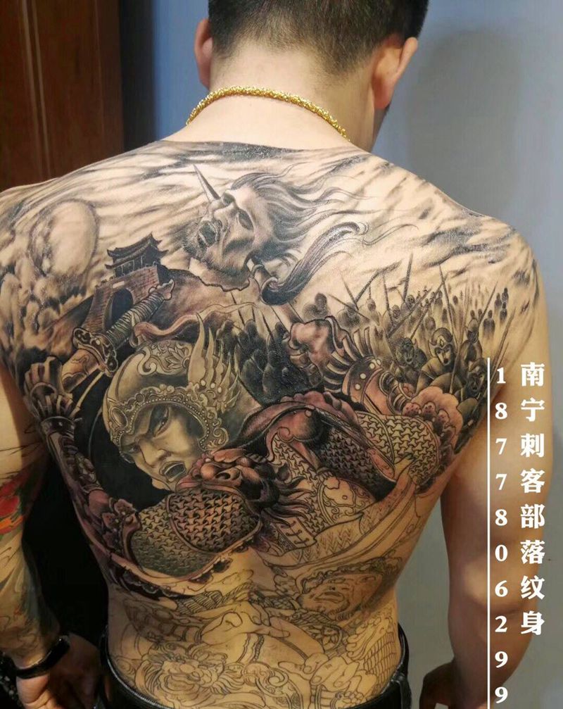 满背未完纹身图片