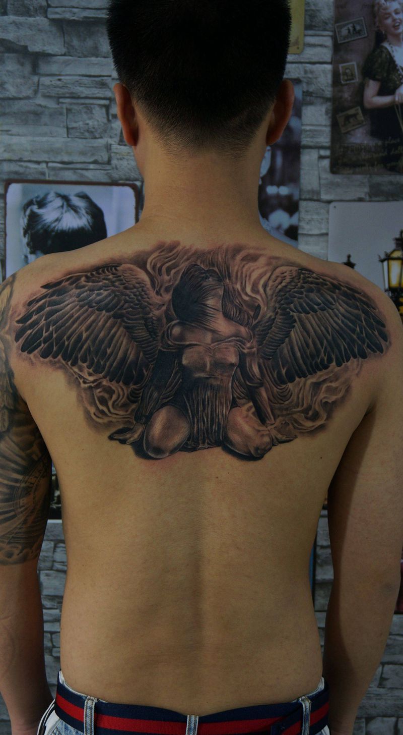 天使纹身图片_背部肩部欧美写实新传统纹身图案