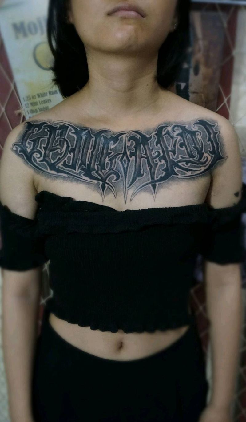 花胸花体纹身图片_胸部花体字纹身图案