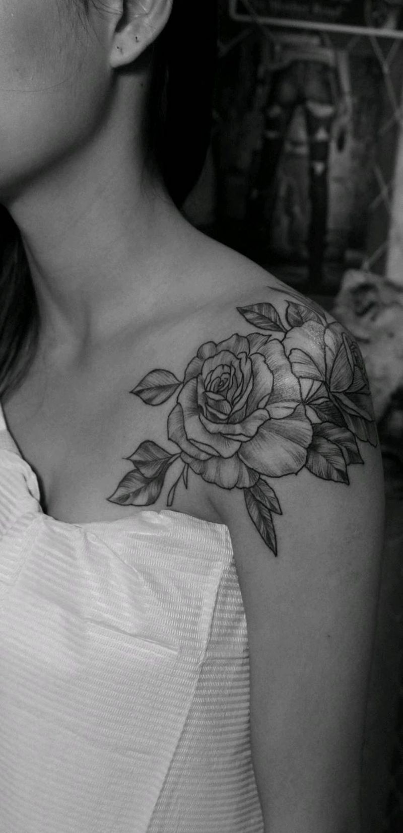 素花纹身图片_胸部肩部几何点刺纹身图案