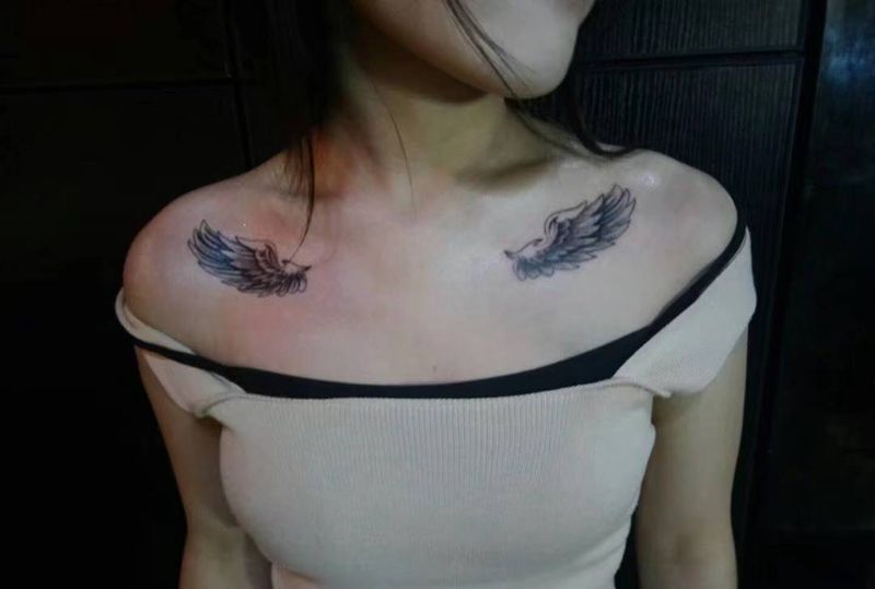 锁骨翅膀纹身图片