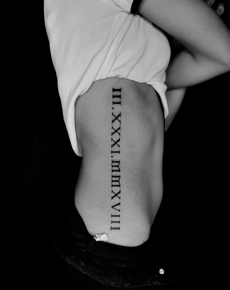 纪念日纹身图片_腰部图腾罗马体日期字母纹身图案