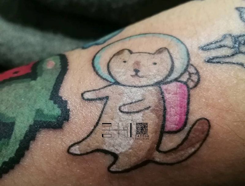 猫纹身图片_手臂手部可爱纹身图案