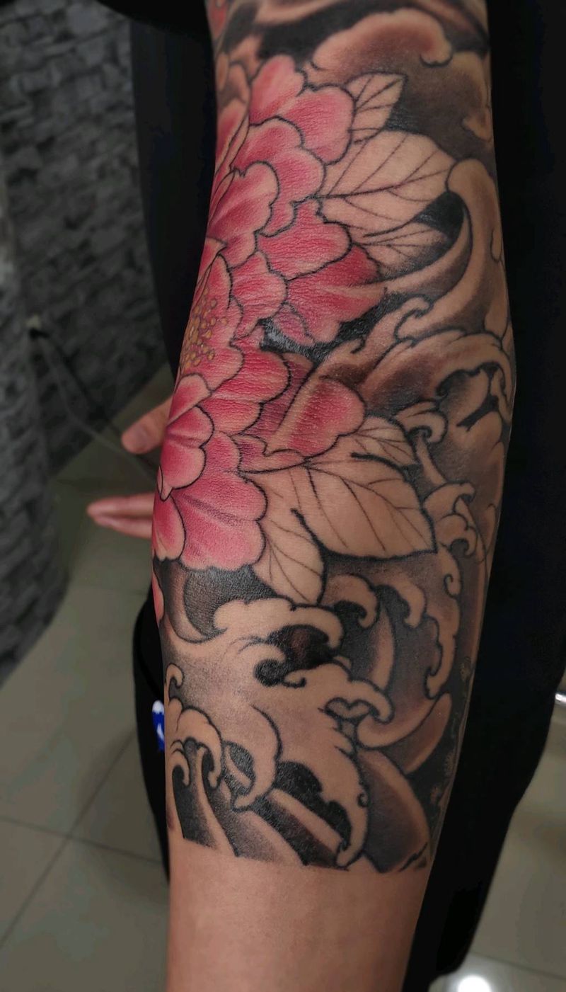 牡丹七分袖纹身图片_手部手臂新传统老传统纹身图案