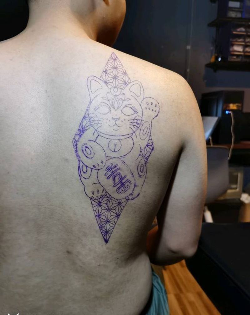 招财猫纹身图片_背部几何纹身图案
