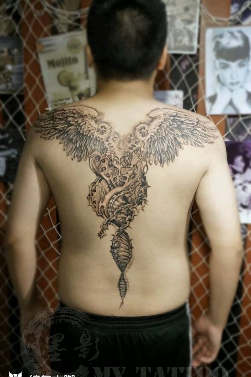 翅膀纹身图片_背部欧美写实纹身图案