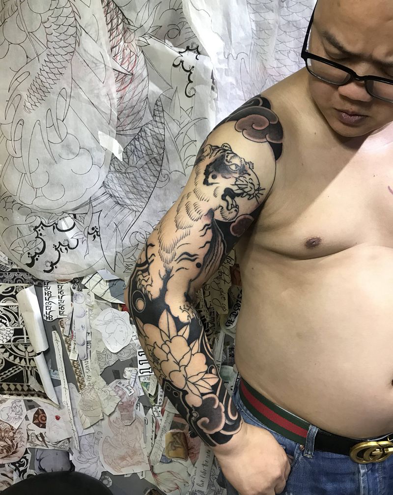 虎纹身图片_手部手臂老传统新传统纹身图案