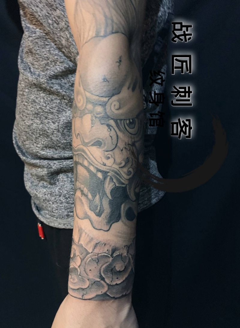 唐狮子纹身图片_手部纹身图案