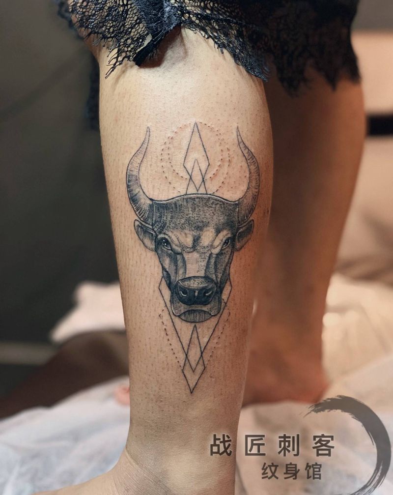 牛头纹身图片_脚部纹身图案