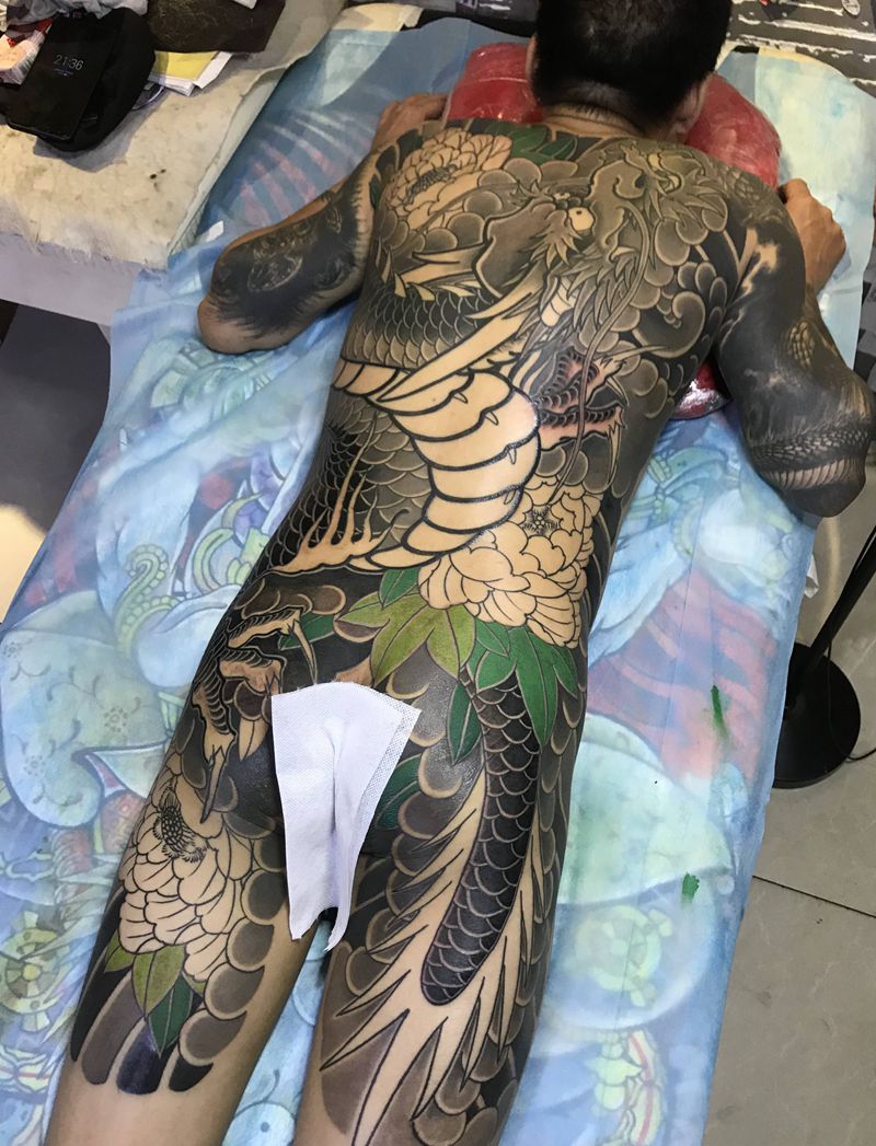 传统龙、牡丹纹身图片_臀部背部老传统新传统纹身图案