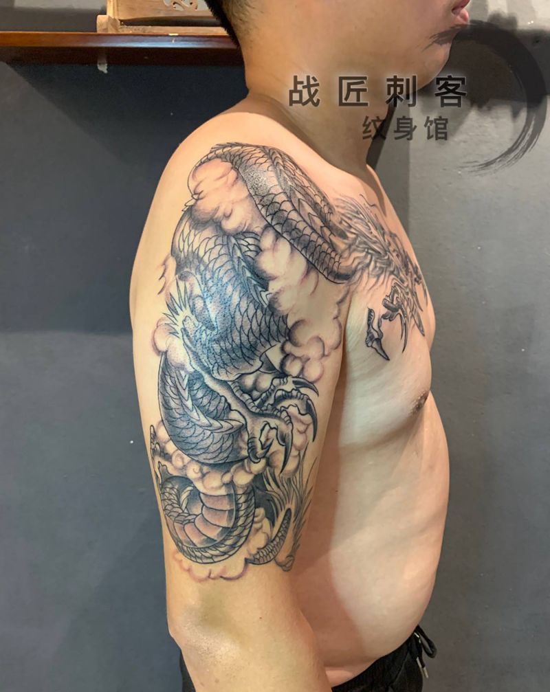 披肩龙纹身图片_肩部胸部纹身图案