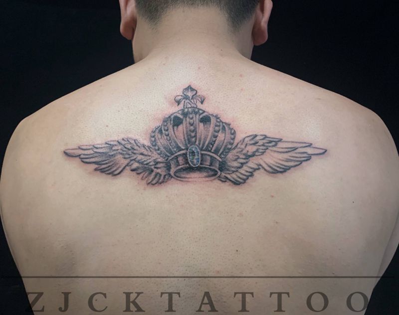 皇冠纹身图片_颈部纹身图案