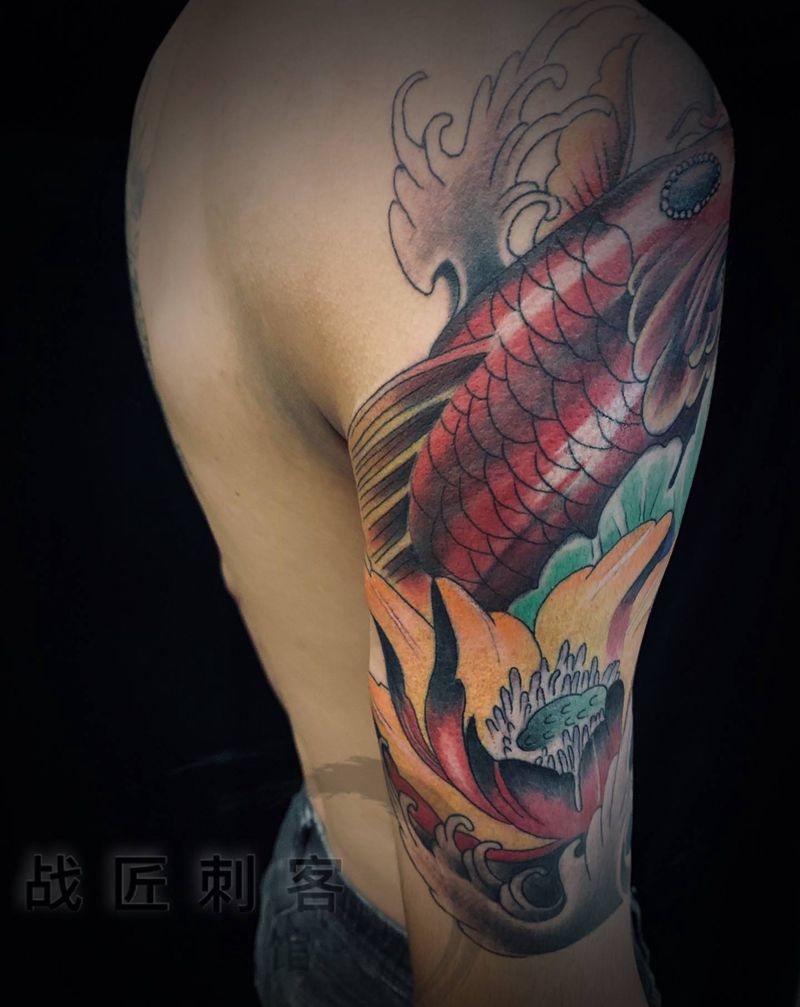 红鲤鱼纹身图片_手臂纹身图案