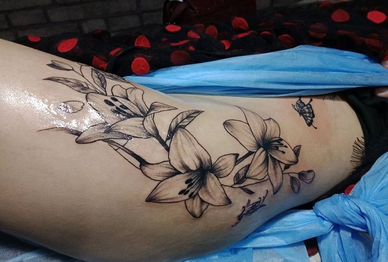 百合花纹身图片_臀部手臂欧美写实几何百合花纹身图案