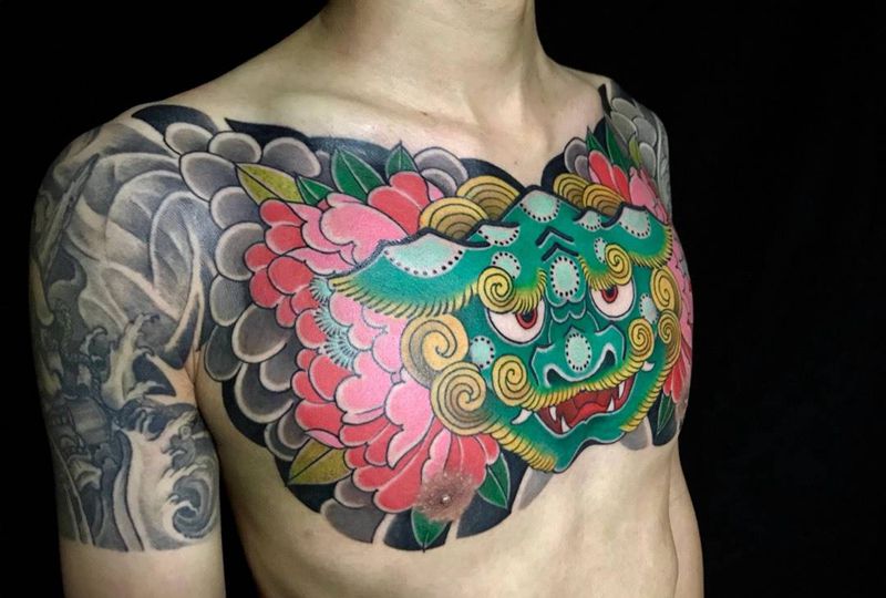 花胸唐狮牡丹纹身图片_胸部老传统新传统纹身图案