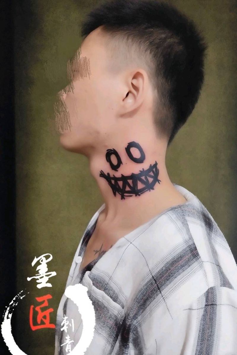 笑脸纹身图片_颈部花体字纹身图案