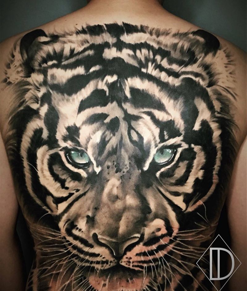 满背虎纹身图片