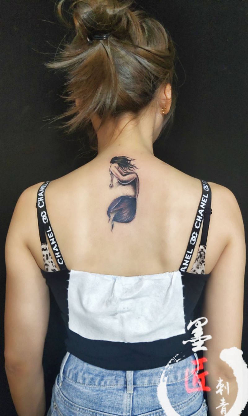 美人鱼纹身图片_肩部水彩纹身图案