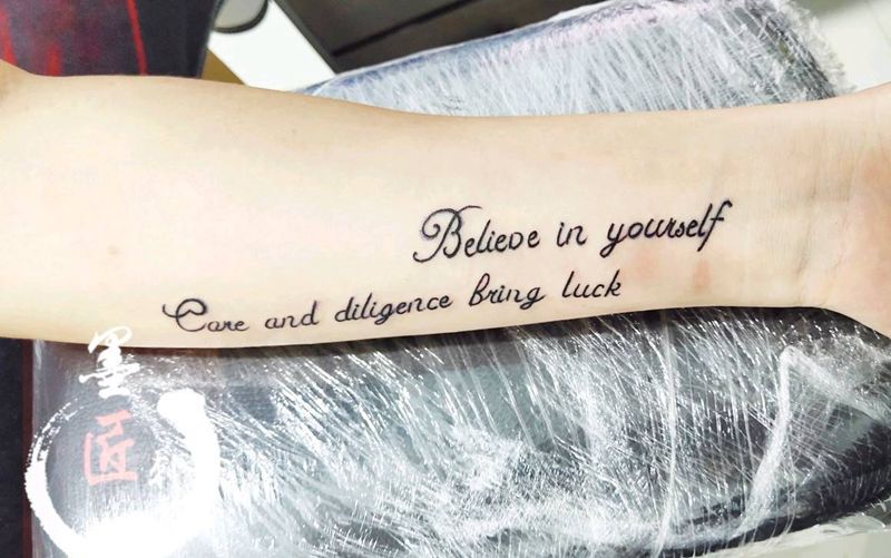 字母纹身图片_手臂花体字纹身图案