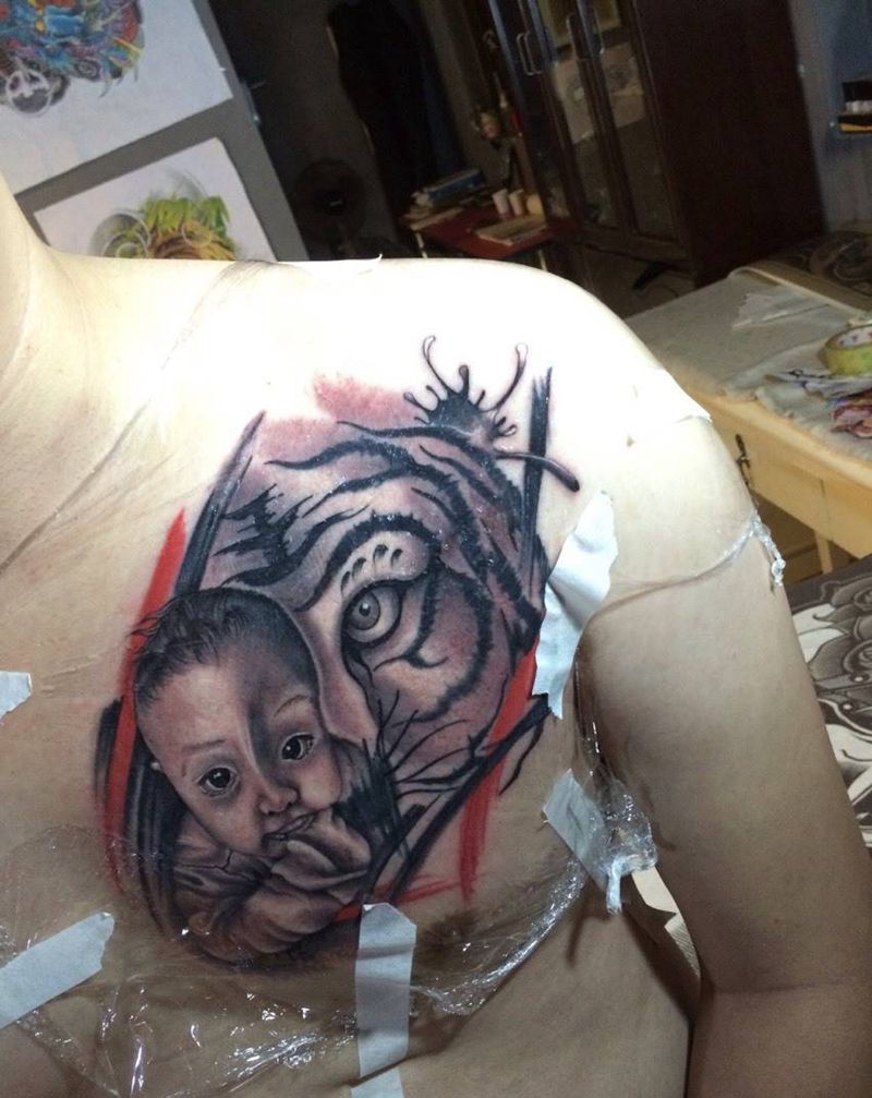 后背之力纹身图片_成品胸部写实清新人物动物刺青纹身图案