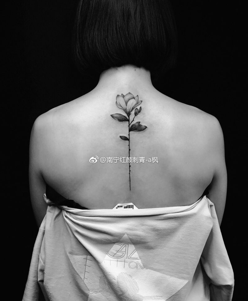 花纹身图片_成品背部欧美清新植物纹身图案