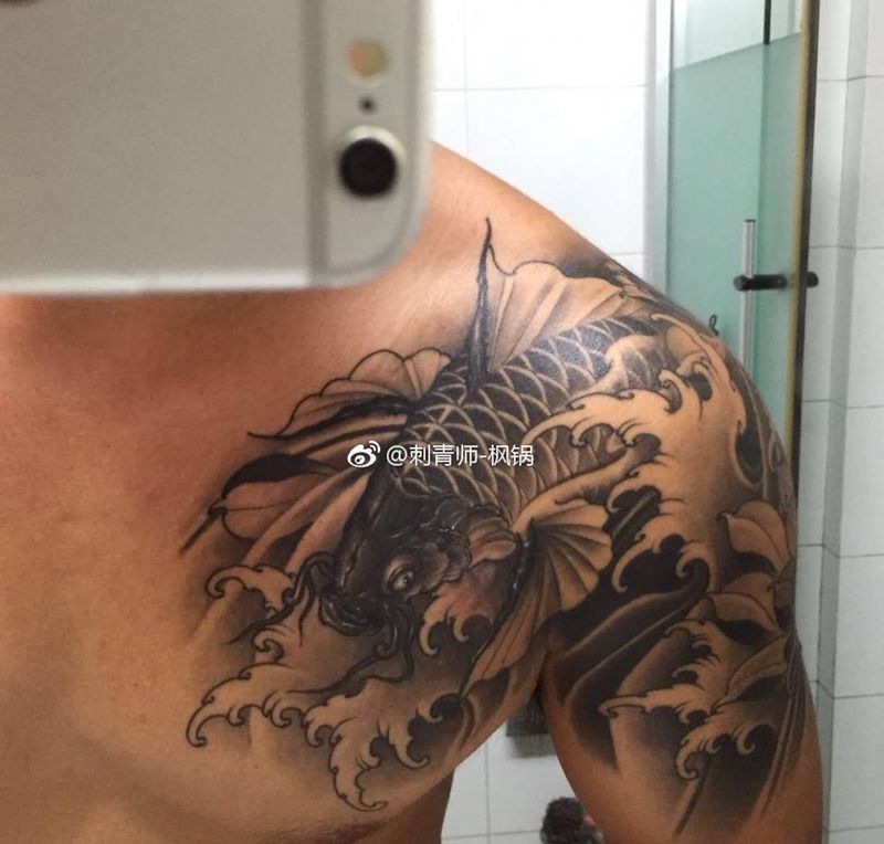 鲤鱼半胛 恢复后纹身图片_胸部手臂新传统纹身图案