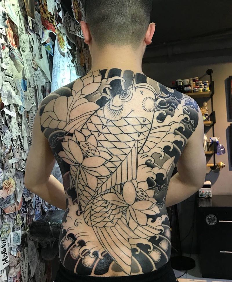 鱼纹身图片_背部肩部老传统新传统纹身图案