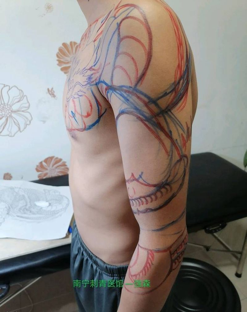 过肩龙纹身图片_胸部纹身图案