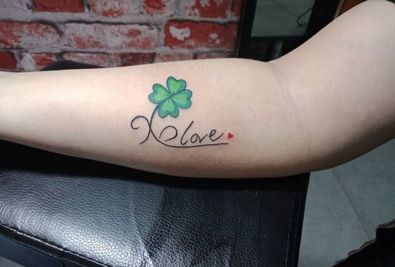 四叶草纹身图片_手部腿部水彩四叶草纹身图案