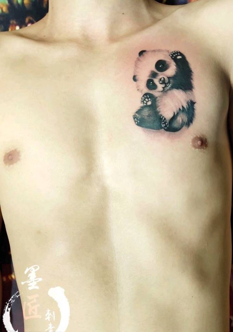 国宝小熊猫纹身图片_胸部欧美写实纹身图案
