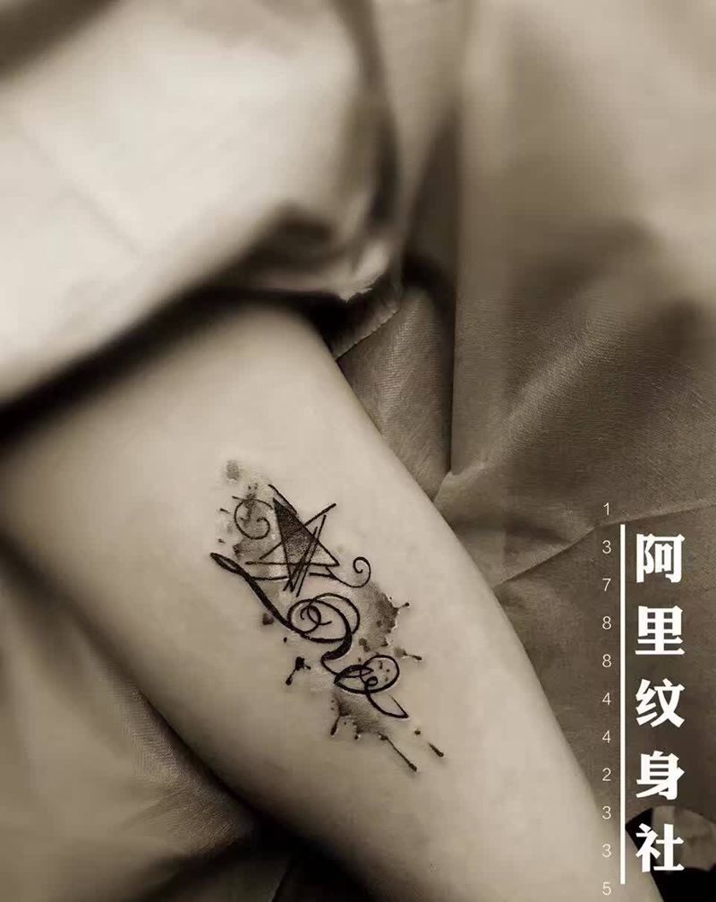 字母纹身图片_成品阿里手部字符原创清新习俗纹身图案