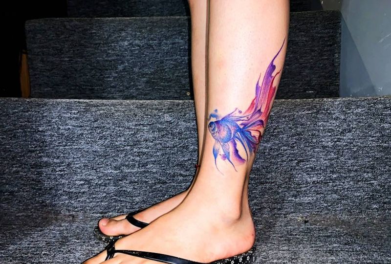 水彩纹身图片_腿部水彩金鱼纹身图案