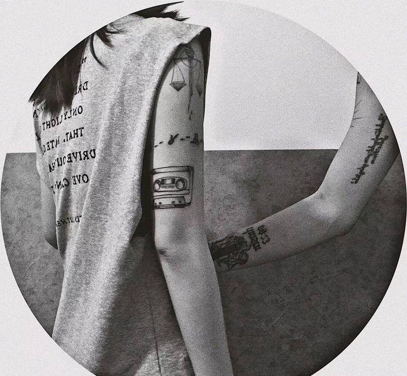 磁带纹身图片_手臂腿部几何点刺磁带怀旧纹身图案