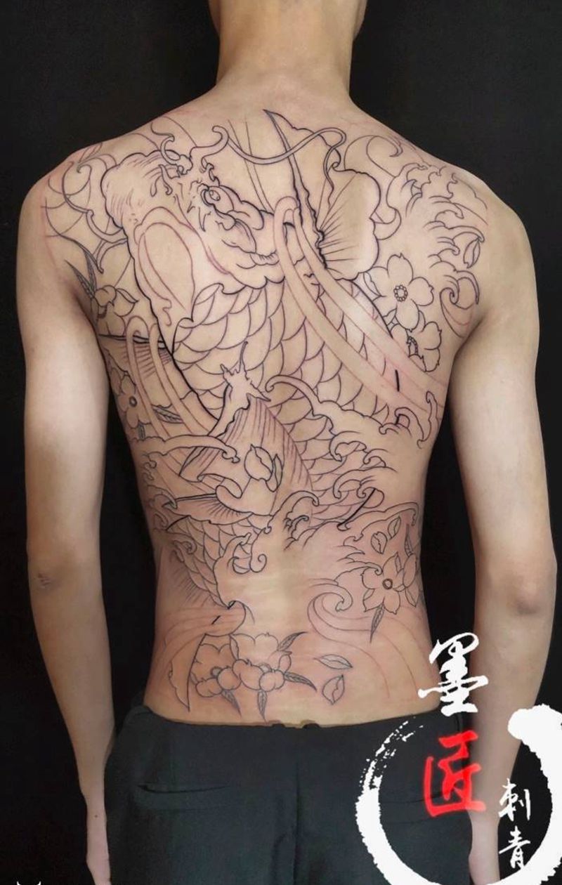 满背锦鲤未完待续上色纹身图片_背部新传统纹身图案
