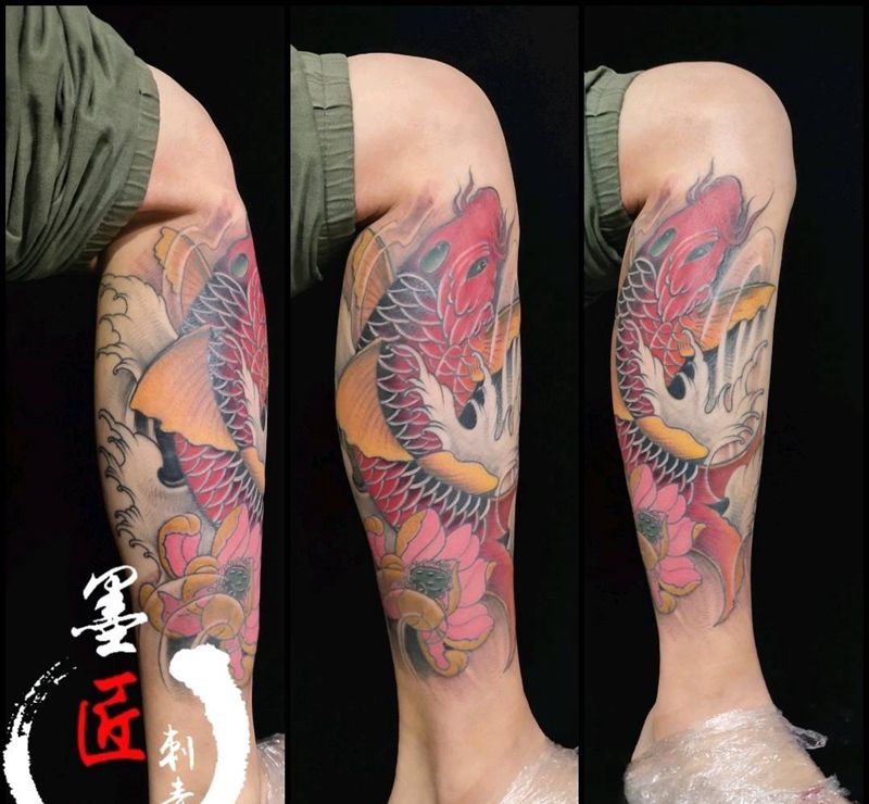 锦鲤纹身图片_腿部新传统纹身图案