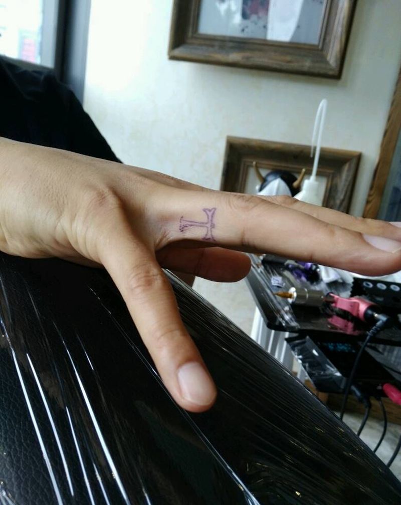 英文字母纹身图片_手部传统字符情侣成品纹身图案