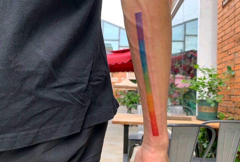 彩虹纹身图片_手臂腿部水彩彩虹纹身图案