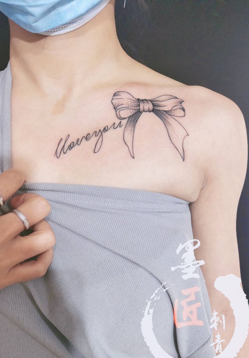 蝴蝶结纹身图片_胸部点刺纹身图案