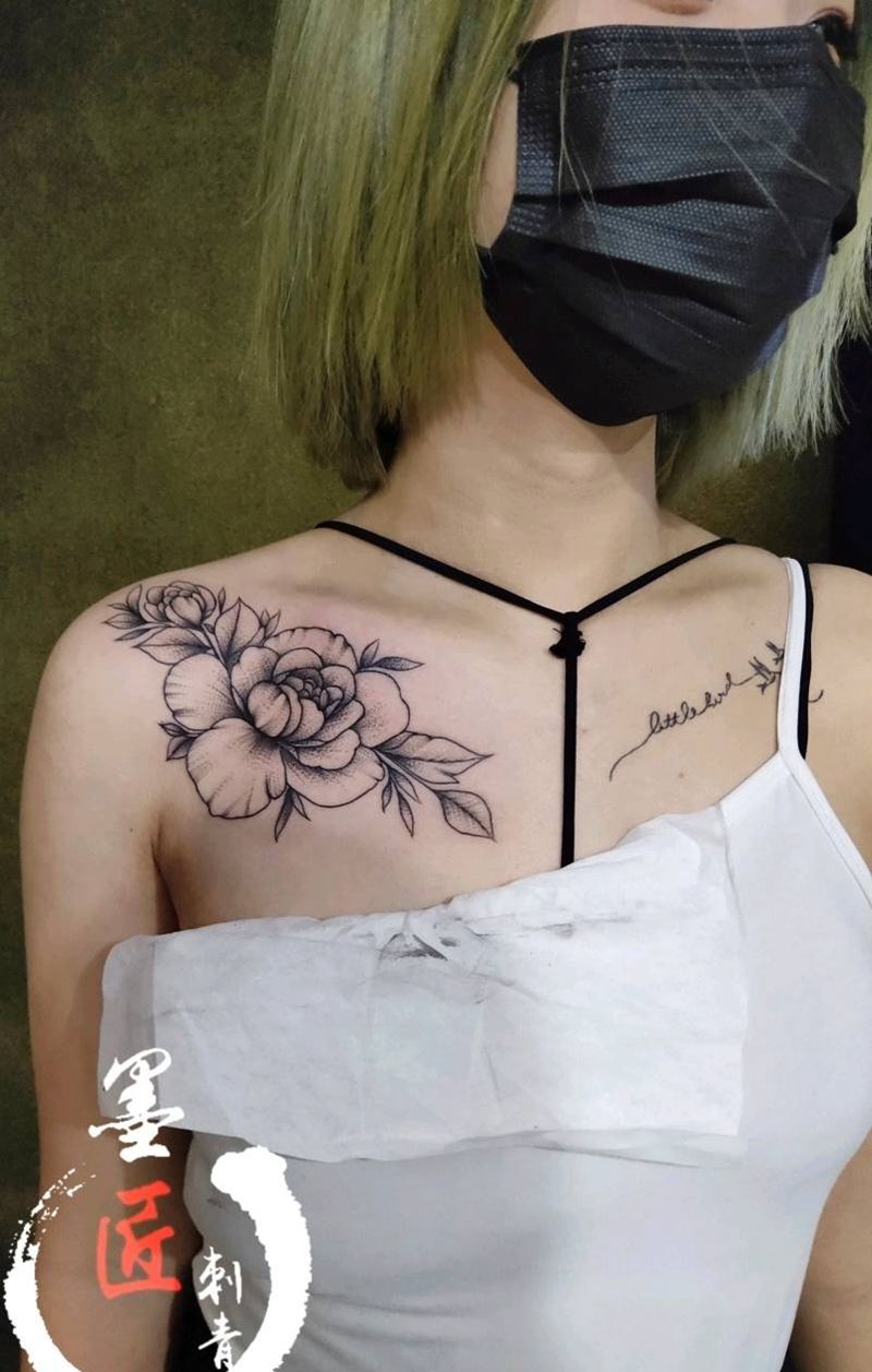 素花纹身图片_胸部点刺纹身图案