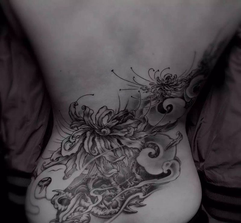 彼岸花纹身图片_原创植物传统背部纹身图案