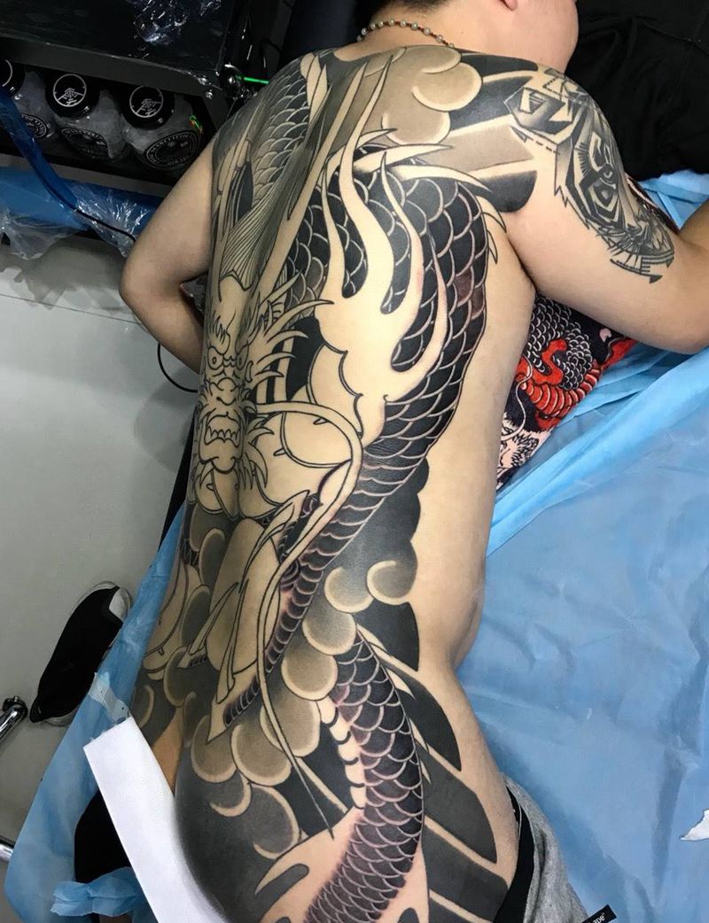龙纹身图片_背部臀部老传统新传统纹身图案