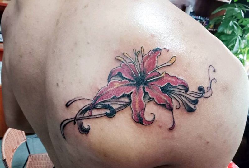 百合花纹身图片_欧美写实Old School百合花纹身图案